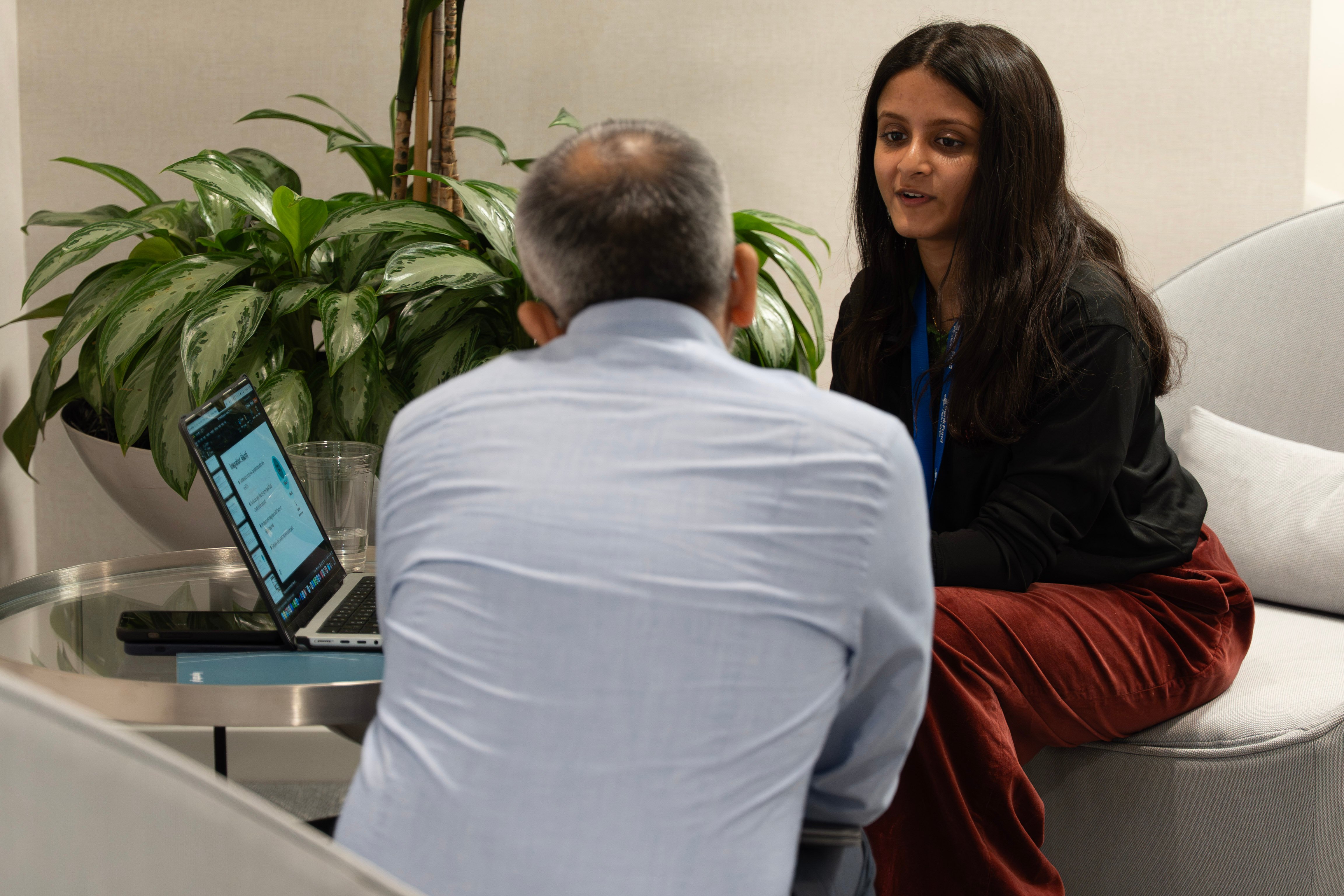 A Curql Accelerate fintech founder in a one-on-one conversation with a credit union executive at HQ